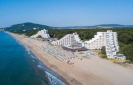 Хотел Мура, Албена - Лято 2022 в Албена, първа линия all inclusive - шезлонги и чадър на плажа