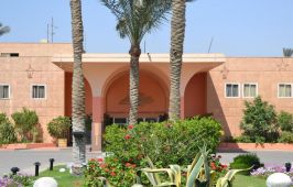 Pyramids Park Resort Cairo или подобен