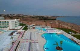 KING EVELTHON BEACH HOTEL